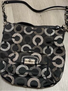 Coach Kristen Op Art Black Silver
Metallic Shoulder Bag